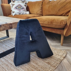 Letra A, Cojín con letra enorme de 19" (48 cm) o grande de 16" (40 cm), Almohada con letra A, Almohada con letra de terciopelo o velour personalizada para la habitación de los niños