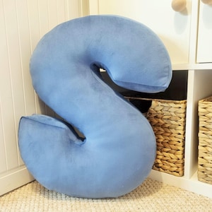 Letra S, cojín con letra enorme de 19" (48 cm) o grande de 16" (40 cm), almohada con letra S, almohada personalizada de terciopelo o terciopelo con letras para habitación infantil