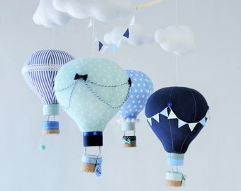 Notre coffret le plus vendu : montgolfières mobiles en couleur bleu marine menthe / Mobile de ballons et nuages sur le thème du voyage / Pépinière d’aventure