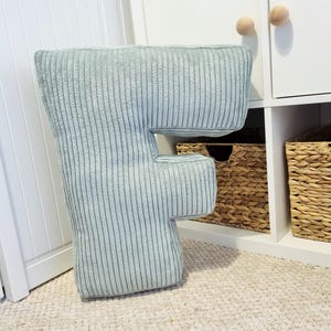 Cojín de pana tamaño F 19"/50 cm o 16"/40 cm Almohada en forma de F, un complemento personalizado para la habitación de un niño. 25 colores de pana para elegir