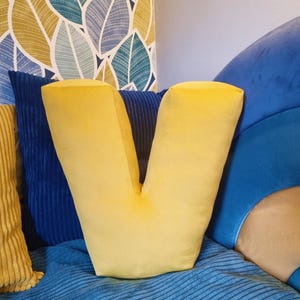 Letra V, cojín con letra enorme de 19" (48 cm) o grande de 16" (40 cm), almohada con letra V, almohada personalizada de terciopelo o terciopelo con letras para habitación infantil