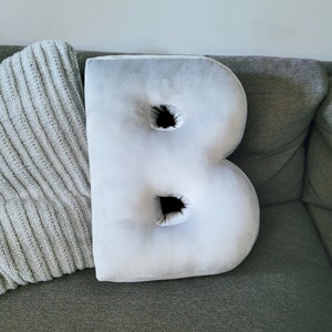 Letra B, cojín con letra enorme de 19" (48 cm) o grande de 16" (40 cm), almohada con letra B, almohada personalizada de terciopelo o terciopelo con letras para habitación infantil