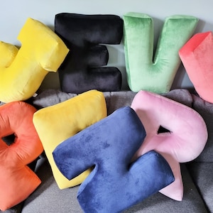 Cojín con letras gigantes de 19" (48 cm) o grande de 16" (40 cm), almohada con letras de terciopelo o terciopelo personalizada para la habitación de los niños, ideal para niños en edad preescolar