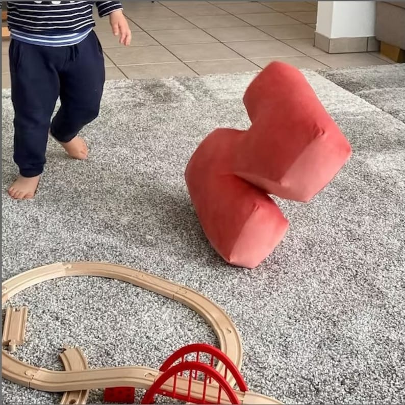 Kudde med bokstav i sammet, personlig barnrumsdekoration, kudde för babyrum 40 eller 50 cm bild 10