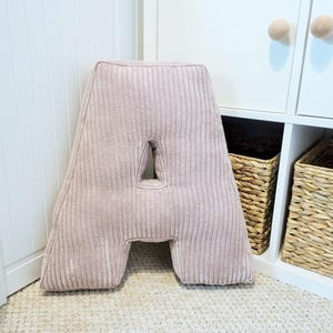 Cojín de pana Tamaño A: 50 cm o 40 cm. Almohada en forma de A, un complemento personalizado para la habitación de un niño. 25 colores de pana para elegir.