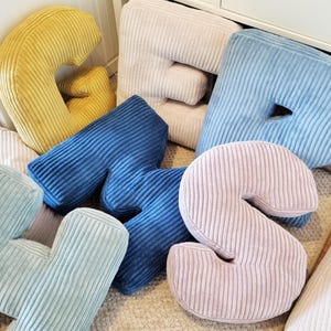 Almohada de pana de 50 cm o 40 cm. Cojín con forma de letra, un detalle personalizado para la habitación del bebé. Disponible en 25 colores de moda.