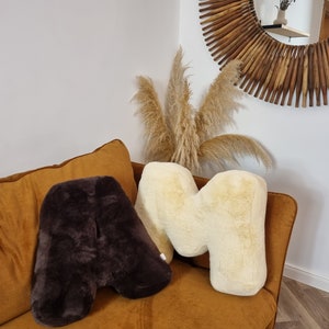 Grand coussin de lettre 16"/ 40 cm, oreiller câlin d'ours en peluche, oreiller personnalisé de lettre de fourrure pour la chambre d'enfants, thème de bois, meilleur pour l'enfant d'âge préscolaire