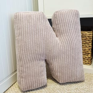 Cojín de pana tamaño N 19"/50 cm o 16"/40 cm Almohada en forma de N, un complemento personalizado para la habitación de un niño. 25 colores de pana para elegir