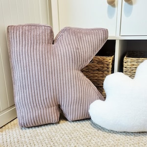 Cojín de pana tamaño K 19"/50 cm o 16"/40 cm Almohada en forma de K, un complemento personalizado para la habitación de un niño. 25 colores de pana para elegir