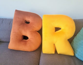 Lettre R, énorme coussin à lettres 19 po. (48 cm) ou grand 16 po. (40 cm), oreiller lettre R, velours personnalisé ou oreiller à lettres en velours pour chambre d'enfant