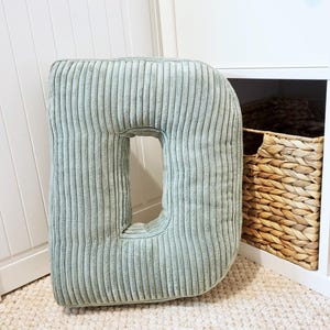 Cojín de pana tamaño D 19"/50 cm o 16"/40 cm Almohada en forma de D, un complemento personalizado para la habitación de un niño. 25 colores de pana para elegir