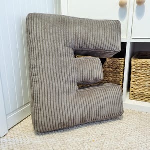 Cojín de pana tamaño E 19"/50 cm o 16"/40 cm Almohada en forma de E, un complemento personalizado para la habitación de un niño. 25 colores de pana para elegir