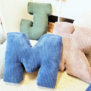 Cojín de pana tamaño M 19"/50 cm o 16"/40 cm Almohada en forma de M, un complemento personalizado para la habitación de un niño. 25 colores de pana para elegir