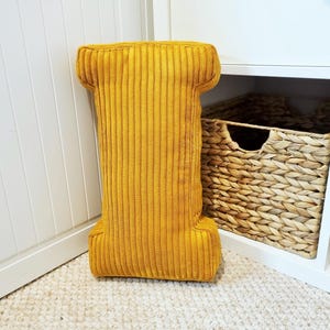 Cojín de pana tamaño I 19"/50 cm o 16"/40 cm Almohada en forma de I, un complemento personalizado para la habitación de un niño. 25 colores de pana para elegir