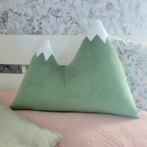 Almohada grande (19x27 IN) de la Cordillera / Cojín decorativo / Almohada de letras de terciopelo de terciopelo / Gris con gorras de nieve blancas / Tema del bosque