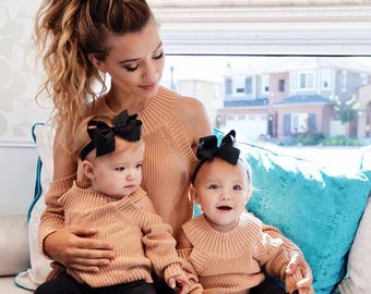 matching mother and newborn daughter outfits