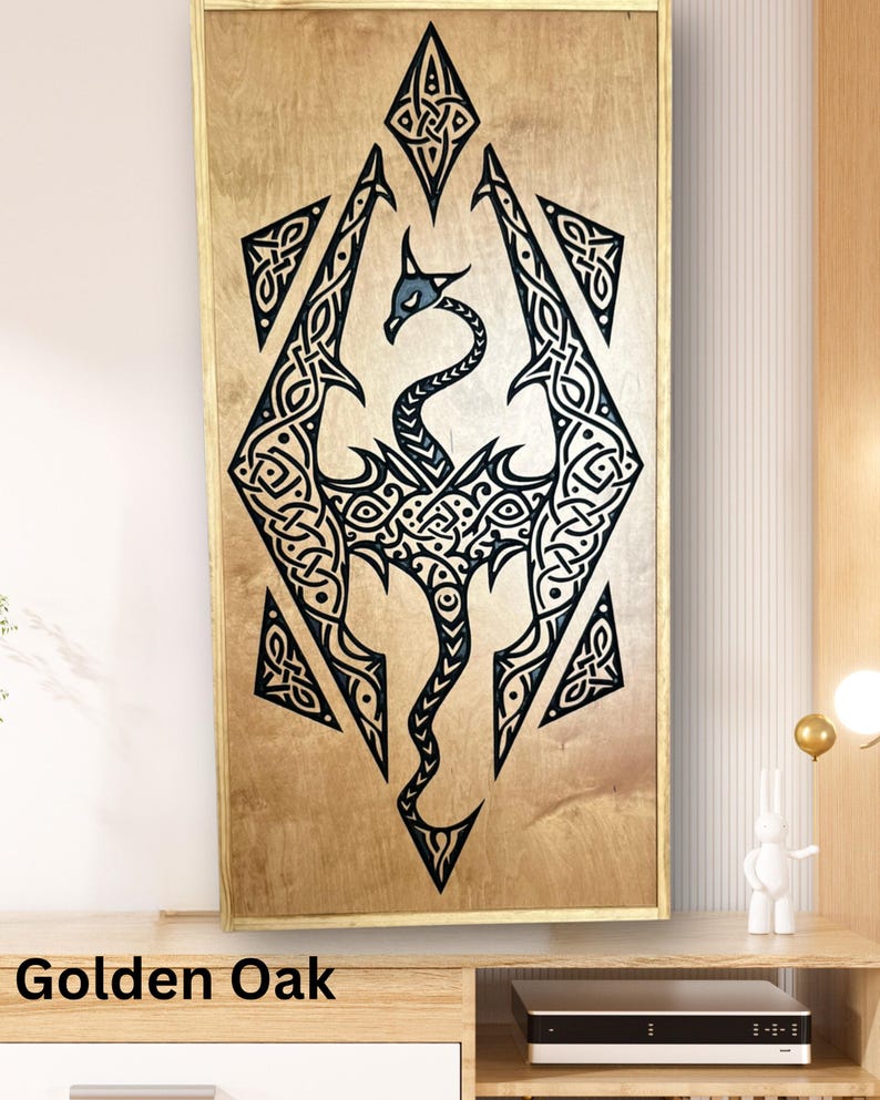 K&ouml;nnte beinhalten: Ein Wandbild aus Holz mit einem schwarzen und wei&szlig;en Drachenmotiv. Der Drache ist in einem keltischen Knotenmuster dargestellt. Das Holz ist hellbraun. Der Text "Golden Oak" ist am unteren Rand des Bildes sichtbar.