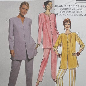 Puede incluir: Un patrón de costura vintage de McCall's con ilustraciones de trajes de mujer. El patrón muestra una chaqueta de manga larga y pantalones en diferentes colores, con el texto "Easy McCall's". El tamaño del patrón es C (10,12,14).