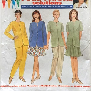 Pode incluir: Padrão de costura Simplicity 7239 para soluções de figura completa. O padrão inclui instruções em inglês, francês e espanhol. A capa apresenta ilustrações de mulheres em várias roupas.
