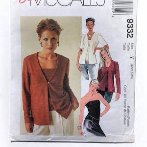 Könnte beinhalten: Ein Schnittmuster für eine Damenjacke mit V-Ausschnitt und Knopfleiste. Das Schnittmuster ist von McCall's und in Größe Y (Xsm, Sml).