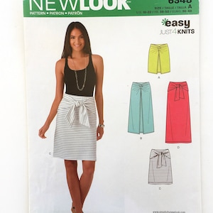 Könnte beinhalten: Ein Schnittmuster für einen Rock mit Bindegürtel. Das Schnittmuster ist für die Größen 36-48 und enthält Anleitungen für die Herstellung eines Rocks aus gestreiftem Stoff, einem einfarbigen grünen Stoff, einem einfarbigen gelben Stoff und einem einfarbigen rosa Stoff. Das Schnittmuster ist von New Look und gehört zu ihrer Linie "Easy Just4Knits".