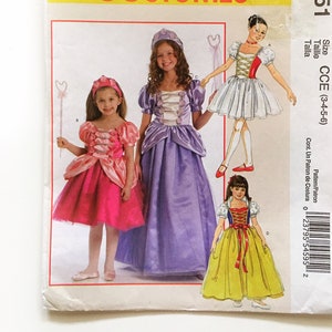 Puede incluir: Patrón de disfraces McCall's M5951 con ilustraciones de disfraces de princesas para niños. El patrón incluye diseños de vestidos con mangas abullonadas, corpiños y faldas amplias, adecuados para tallas 3-6.