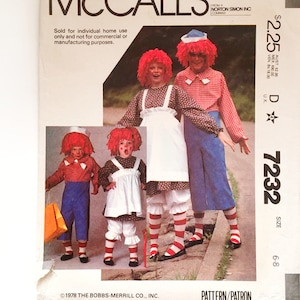 Pode incluir: Padrão de costura vintage da McCall's com um design de fantasia. A capa mostra uma família vestida com roupas combinando, incluindo perucas vermelhas, chapéus de marinheiro e camisas de bolinhas e xadrez. O número do padrão é 7232, tamanho 6-8.
