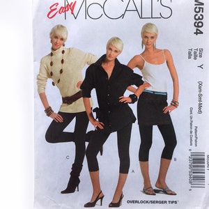 May include: A sewing pattern for women's pants, featuring three models wearing different styles of pants. The pattern number is M5394 and the size is Y (Xsm-Sml-Med). The pattern is for a "Cont. Un Patron de Costura".