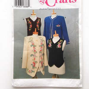 Peut inclure: Un patron de couture Simplicity Crafts pour un gilet, une veste et un cardigan. Le patron est pour les tailles 6, 8 et 10. Le patron est pour Jo-Ann Fabrics #783.