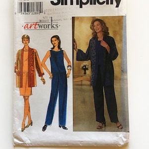 Könnte beinhalten: Ein Simplicity-Schnittmuster mit Illustrationen von Damenbekleidung. Das Muster enthält eine Jacke, ein Kleid und einen Overall. Die Musternummer ist 8661, mit den Größen P 12, 14, 16. Der Markenname "Simplicity" ist prominent dargestellt.