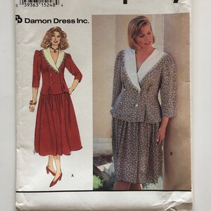 Op de afbeelding: Simplicity naaipatroon voor een tweedelig pak met jasje en rok. Het patroon toont illustraties van het pak in verschillende kleuren en stijlen. De patroongrootte is FF 18W-24W, EUR 46-52.