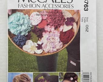 Patrón de costura sin cortar para accesorios de moda con flores de tela McCall's 6763
