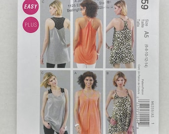 Patrón de costura sin cortar McCall's 6359 para blusas tipo túnica con espalda deportiva, pinzas en el busto, pliegues en la espalda y dobladillos asimétricos. Tallas para mujer: 6, 8, 10, 12 y 14.