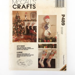 McCall&#39;s 489 Snowman Wall Hanging Christmas Stocking Ornaments Tree Skirt Uncut Sewing Pattern