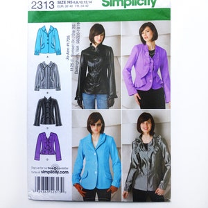 Puede incluir: Patrón de costura Simplicity 2313 con diseños de chaquetas en tallas H5 (6, 8, 10, 12, 14). El patrón incluye ilustraciones de chaquetas en azul, negro, morado y gris. El logotipo de Simplicity es visible.