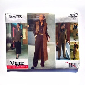 Op de afbeelding: Een naaipatroon voor een damespak. Het patroon is voor maten 6-8-10. Het patroon is van Vogue American Designer en heet Tamotsu. Het patroon toont een vrouw die een bruin jasje en broek, een bruin vest en een zwart blouse draagt.
