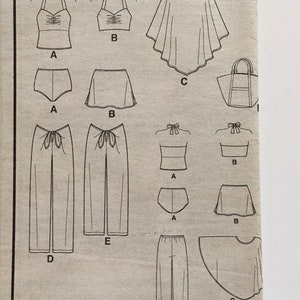Puede incluir: Dibujo lineal de varias prendas de vestir, incluyendo tops, partes de abajo y un poncho. Los tops incluyen estilos halter y un dise&ntilde;o con lazo. Las partes de abajo incluyen shorts, una falda y pantalones. Tambi&eacute;n se muestra un bolso tote.