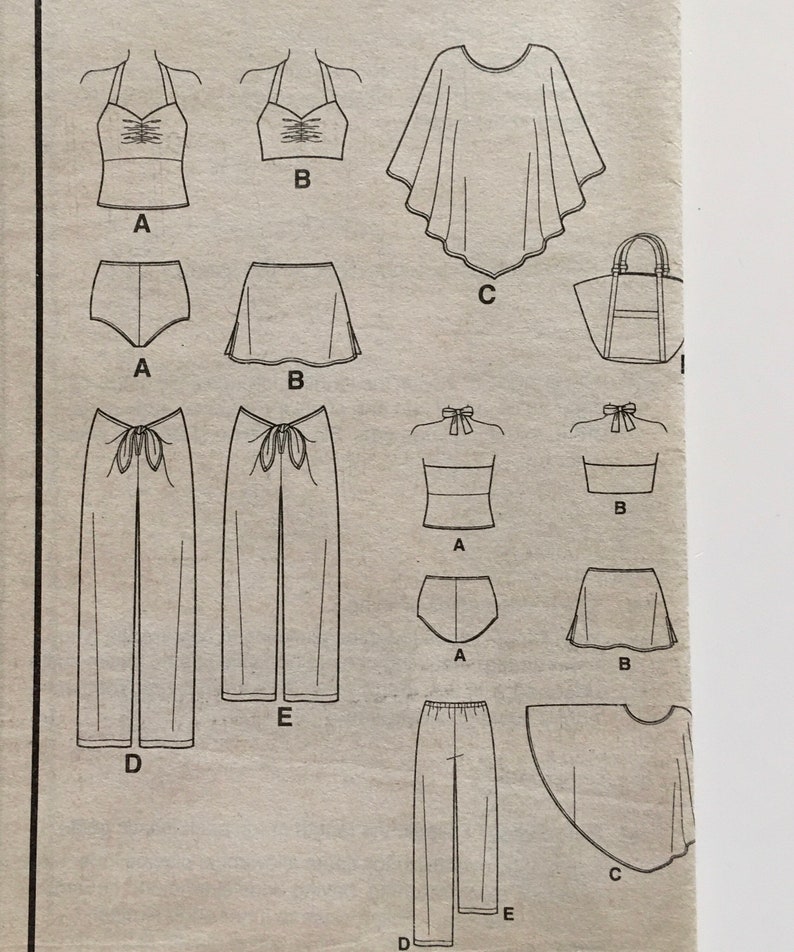 Puede incluir: Dibujo lineal de varias prendas de vestir, incluyendo tops, partes de abajo y un poncho. Los tops incluyen estilos halter y un dise&ntilde;o con lazo. Las partes de abajo incluyen shorts, una falda y pantalones. Tambi&eacute;n se muestra un bolso tote.