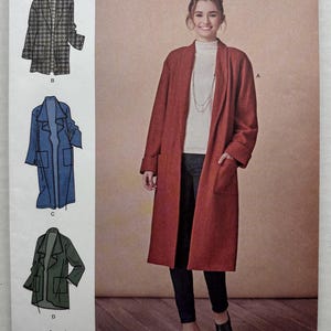 Puede incluir: Patrón de costura Simplicity 8742 para un abrigo largo abierto por delante con bolsillos de parche. El sobre muestra un abrigo color óxido, una versión de pata de gallo, una azul y una verde, en tallas de la XS a la XL.