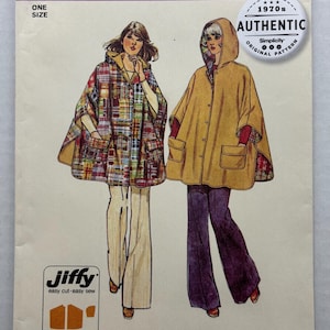 Peut inclure: Pochette de patron de couture Simplicity 6630 illustrant deux capes à capuche avec poches avant. Une cape est représentée dans un tissu à carreaux multicolores et l'autre dans un jaune moutarde uni. Inclut la marque Jiffy easy cut easy sew.