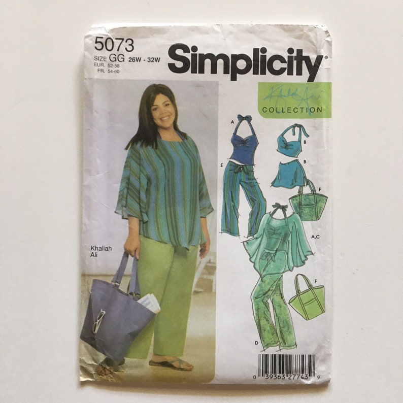 Puede incluir: Patr&oacute;n de costura Simplicity 5073 con una mujer con un top a rayas verdes y azules y pantalones verdes. El patr&oacute;n incluye dise&ntilde;os de tops, pantalones y bolsos de mano. El patr&oacute;n es de la colecci&oacute;n Khaliah Ali.