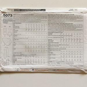 Puede incluir: Un sobre de patr&oacute;n de costura Simplicity, con un top, pantalones, un bolso tote y trajes de ba&ntilde;o de punto de dos piezas para mujer. El sobre incluye medidas corporales y de prendas en cm, junto con diagramas.