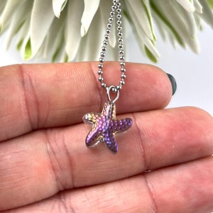 Pendentif collier en verre étoile de mer comprenant une chaîne en acier inoxydable violet bleu gris chatoyant perle de verre au chalumeau unique par Jacqueline Herzog perlen-witcherei