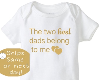 Die beiden besten Papas gehören zu mir, Papas Baby Onesie®, zwei Papas, LGBT Baby Onesie, Baby Shower Geschenk, Unisex Baby Onesie®, süßer Baby Body
