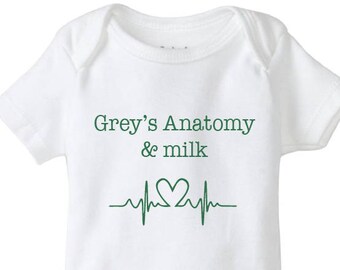 Grey es Anatomy & Milk Onesie, grauer Anatomie Body, tv onesie, grauer Anatomie Fan Baby, Baby Shower Geschenk, am Donnerstag sehen wir graue Anatomie