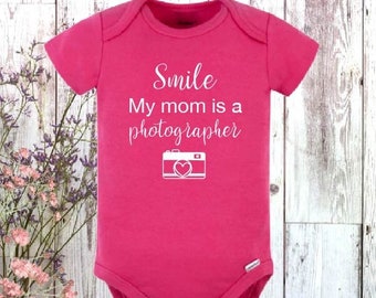 Photographer baby onesie®/Toddler shirt, Smile my mom is a photographer, Camera baby onesie®/Shirt, Hot pink bodysuit, Photography bodysuit