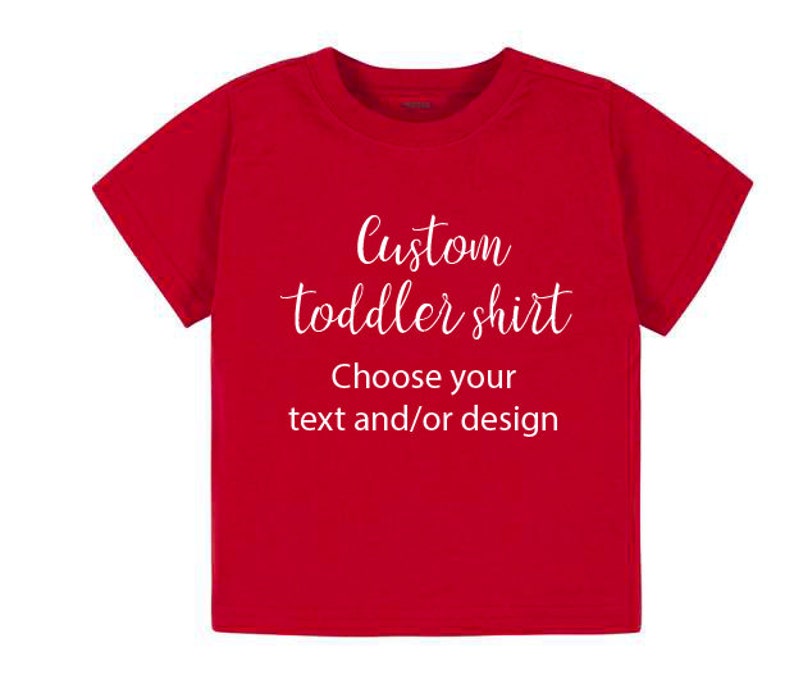 K&ouml;nnte beinhalten: Rotes T-Shirt f&uuml;r Kleinkinder mit wei&szlig;em Text, der "Custom toddler shirt Choose your text and/or design" lautet