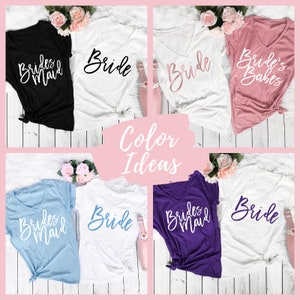 Puede incluir: Ideas de colores para las camisas de damas de honor. Las camisas son blancas, negras, azul claro, moradas y rosas. El texto en las camisas dice "Bride", "Bridesmaid" y "Bride's Babes".