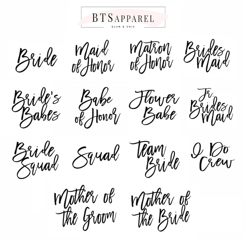 Puede incluir: Un conjunto de 12 dise&ntilde;os de caligraf&iacute;a en blanco y negro para los t&iacute;tulos de la fiesta de bodas. Los dise&ntilde;os incluyen "Bride", "Maid of Honor", "Matron of Honor", "Bridesmaid", "Bride's Babes", "Babe of Honor", "Flower Babe", "Jr. Bridesmaid", "Bride Squad", "Squad", "Team Bride", "I Do Crew", "Mother of the Groom" y "Mother of the Bride".