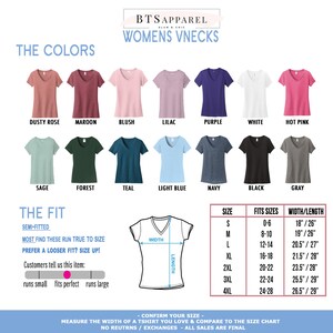 Puede incluir: Un gr&aacute;fico que muestra los colores y las tallas de camisetas de cuello en V para mujer. Los colores incluyen rosa polvoriento, granate, rubor, lila, morado, blanco, rosa intenso, salvia, bosque, verde azulado, azul claro, azul marino, negro y gris. La tabla de tallas muestra la talla correspondiente para cada talla de la S a la 4XL, con las medidas de ancho y largo en pulgadas.